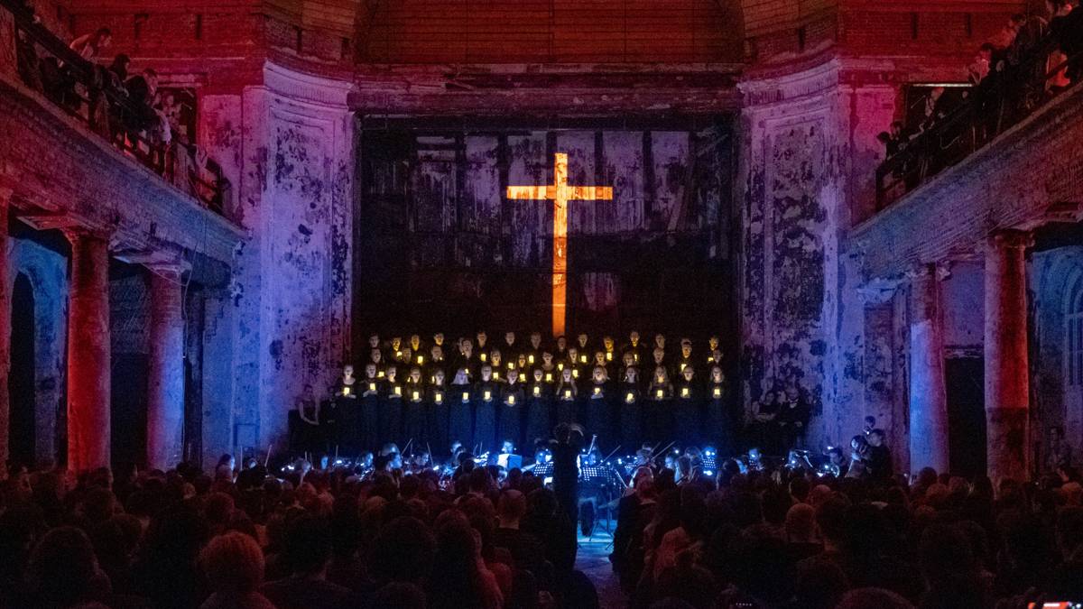 Cruz de luz sobre el coro en la Annenkirche