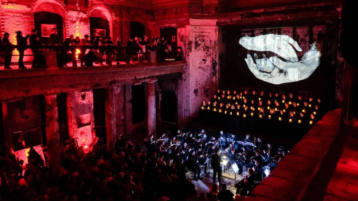 Orquesta, coro con velas y proyección en la Annenkirche de San Petersburgo