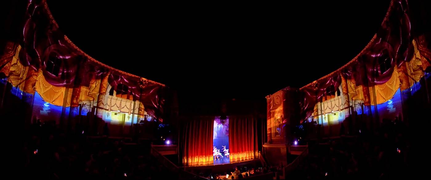 Escenografía digital proyectada en los muros del Teatro del Hermitage