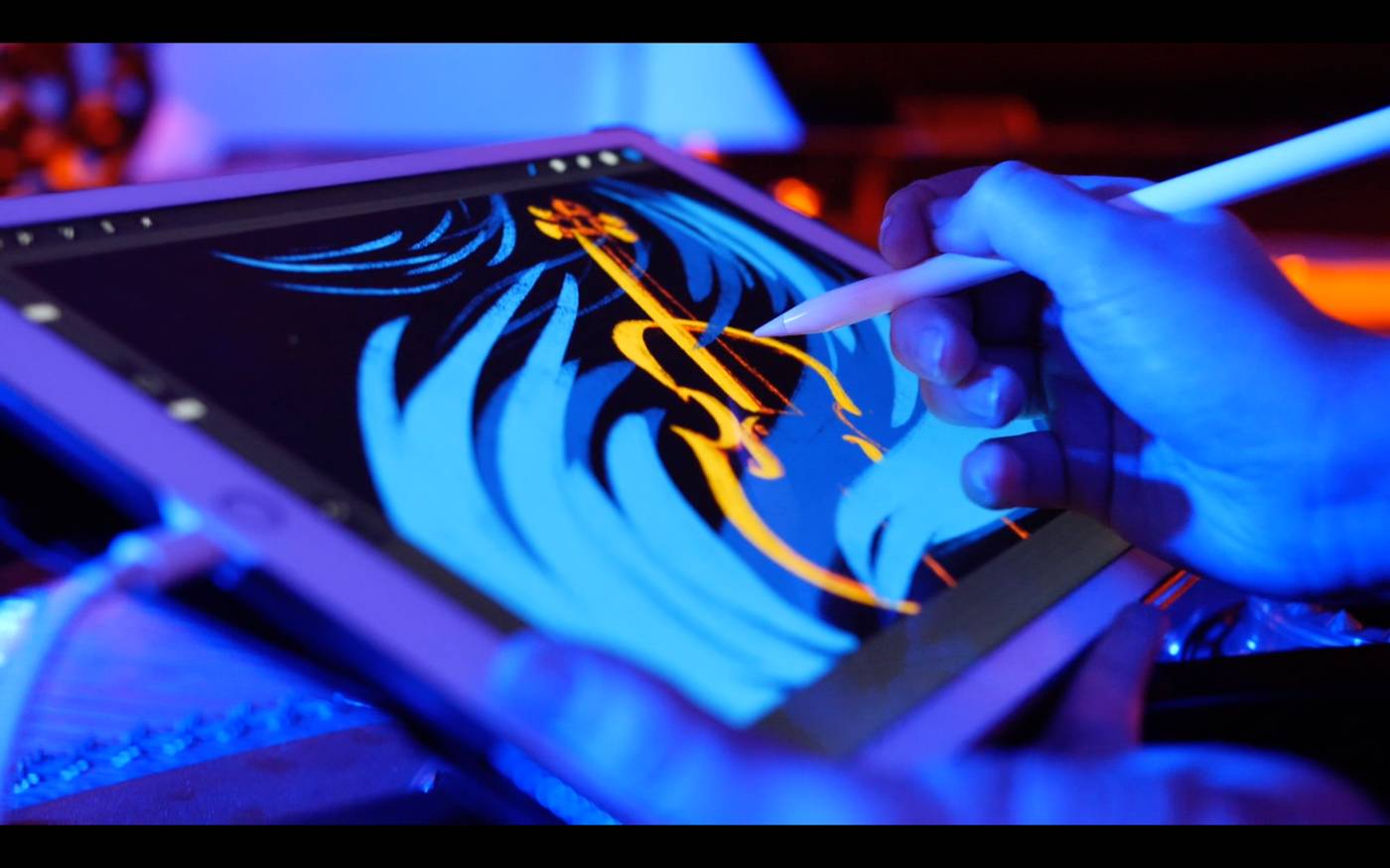 Artista dibujando con lápiz digital sobre una tableta