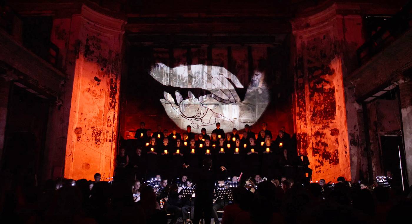 Réquiem de Mozart en la Annenkirche, con proyección sobre los muros quemados