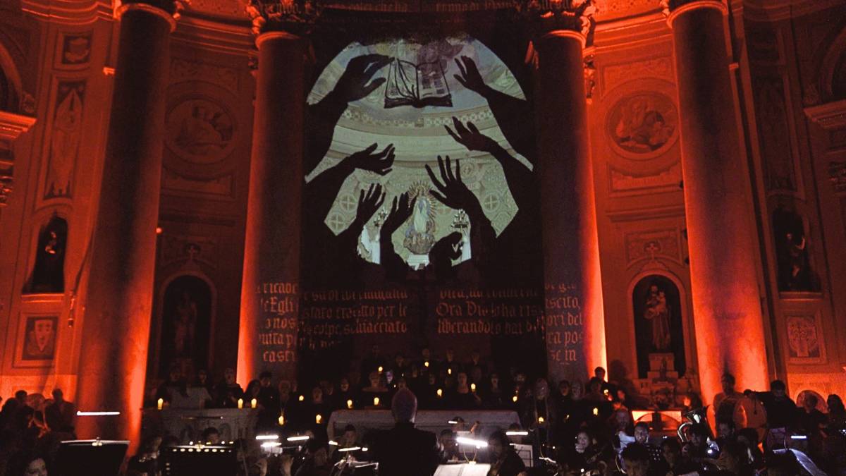 Proyección sobre el altar con coro y orquesta