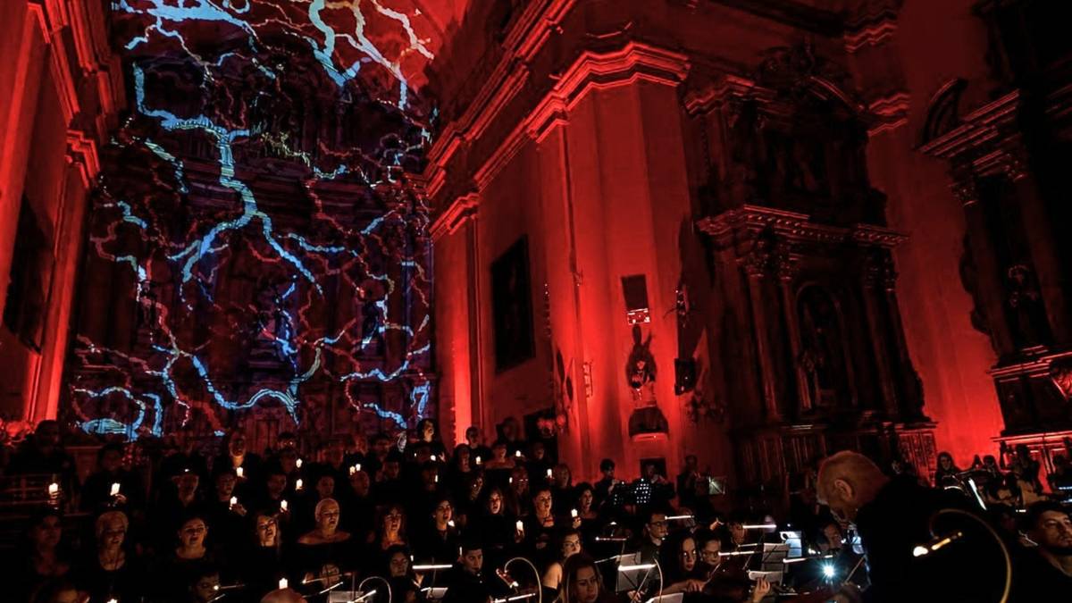 Proyección sobre el retablo mientras canta el coro