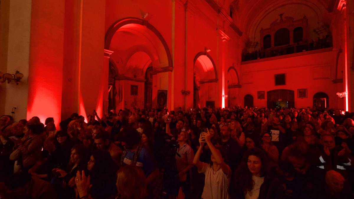 Público llenando una iglesia de Buenos Aires en el Réquiem de Verdi
